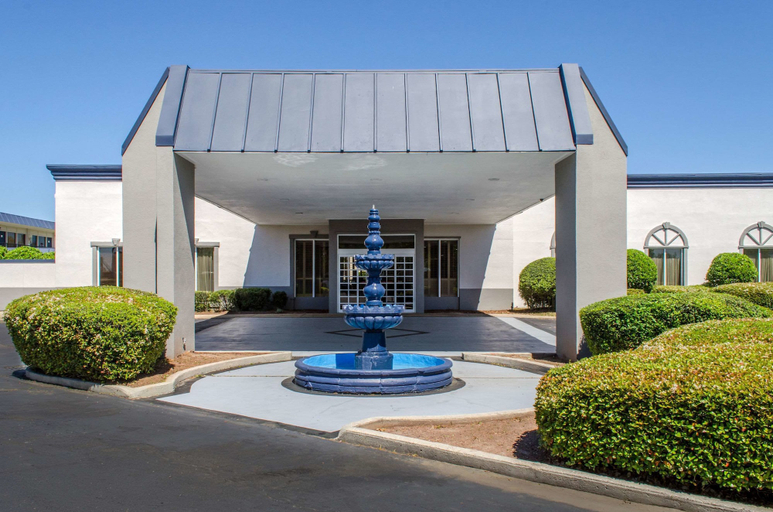 Exterior & Views 1, Quality Inn & Suites, Jones