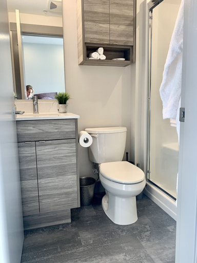 Bathroom 4, Romantic Lakeside Studio Suite, North Okanagan