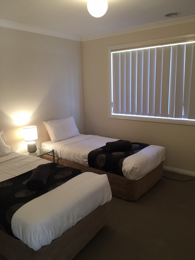 Bedroom 2, Melton Motor Inn & Apartments, Melton Bal