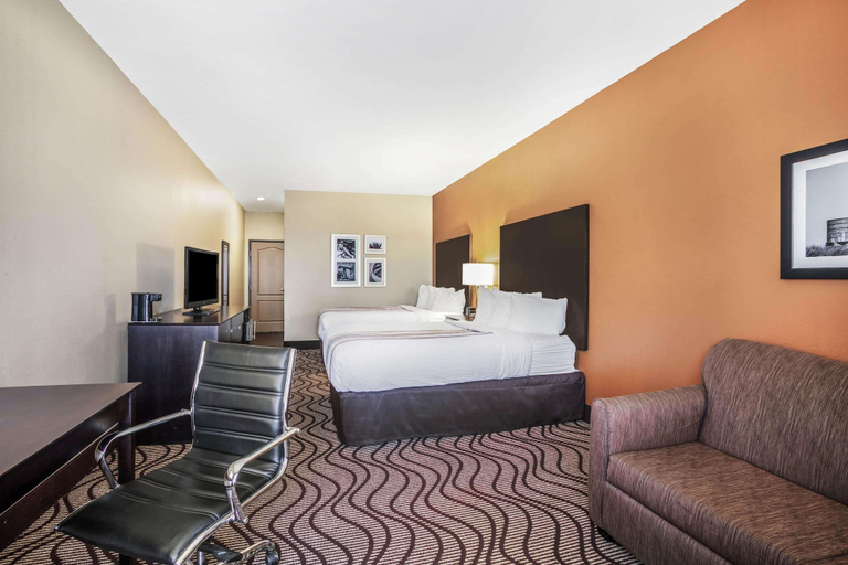 Bedroom 3, La Quinta Inn & Suites by Wyndham Beeville, Bee