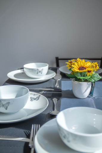 Food & Drinks, Millburn Apartment, Highland