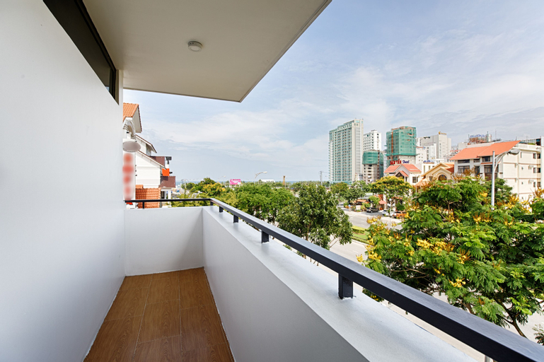 Exterior & Views 18