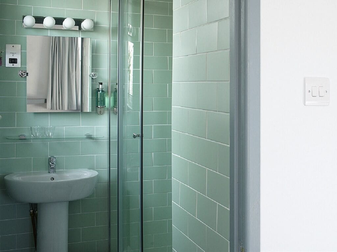 Bathroom 3, The Lerryn Hotel, Cornwall