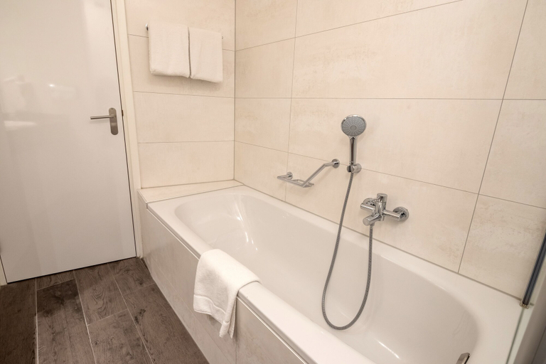 Bathroom 5, Van der Valk De Gouden Leeuw, Voorschoten