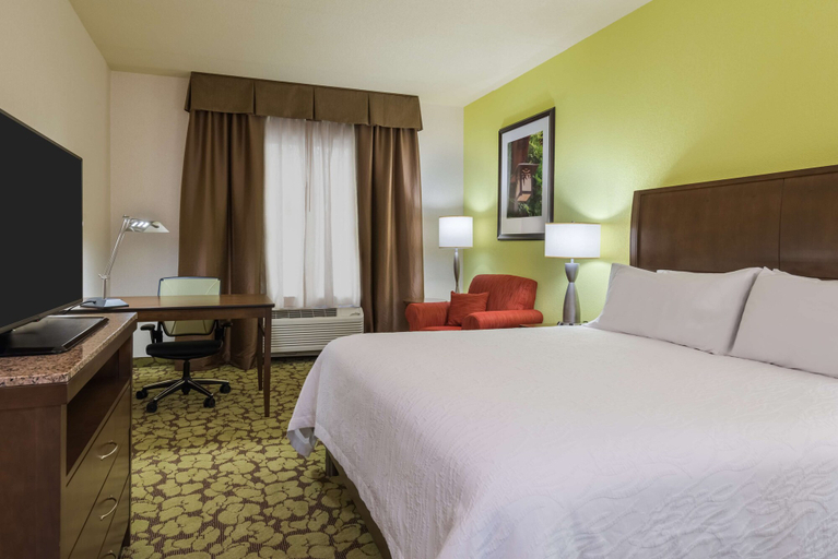 Bedroom 3, Hilton Garden Inn Wayne, Passaic