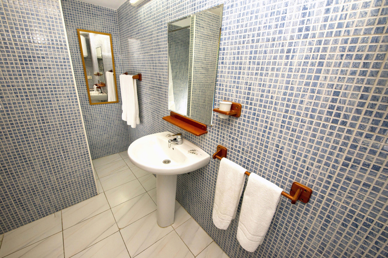 Bathroom 5, Hotel Atlantico Centro, Santa Cruz de Tenerife