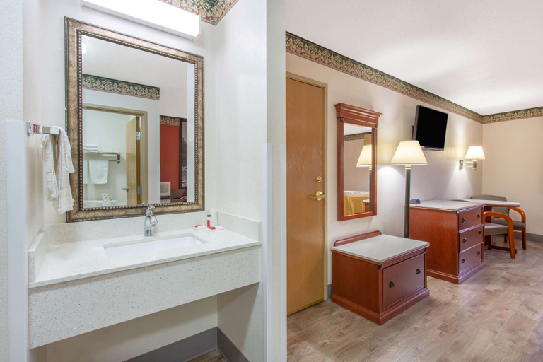 Bathroom 4, Super 8 by Wyndham Bedford, Lawrence