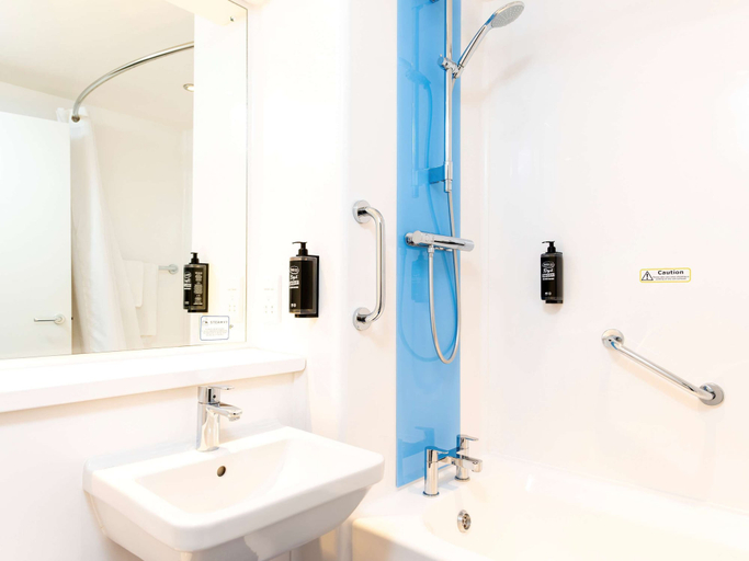 Bathroom 3, ibis budget Peterhead Aberdeenshire, Aberdeenshire