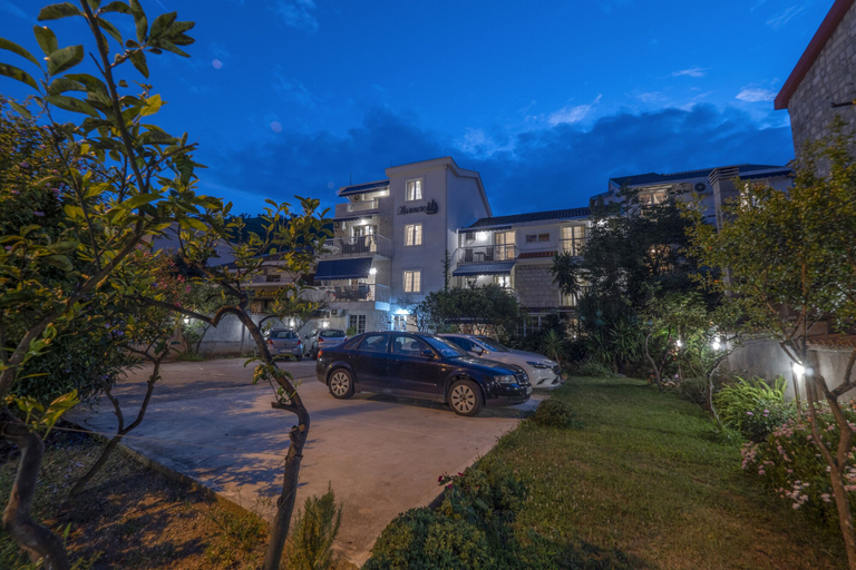 Exterior & Views 2, Marinero Apartments