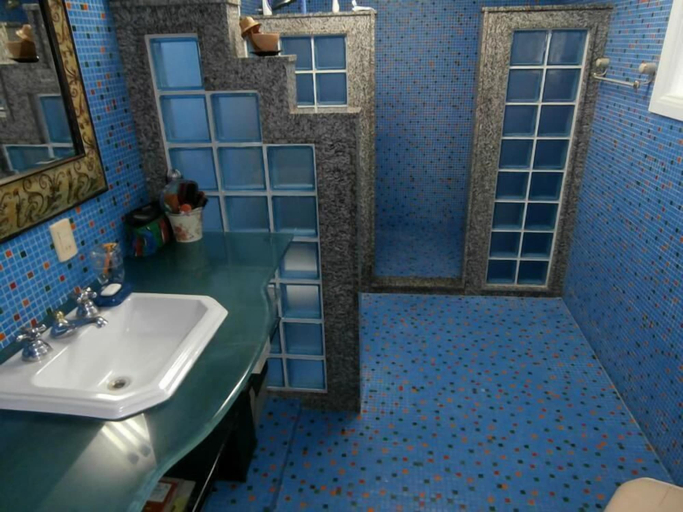 Bathroom, Alameda dos Eucalipitos, Rio de Janeiro