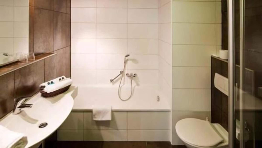Bathroom 5, Van der Valk Hotel Moers, Wesel