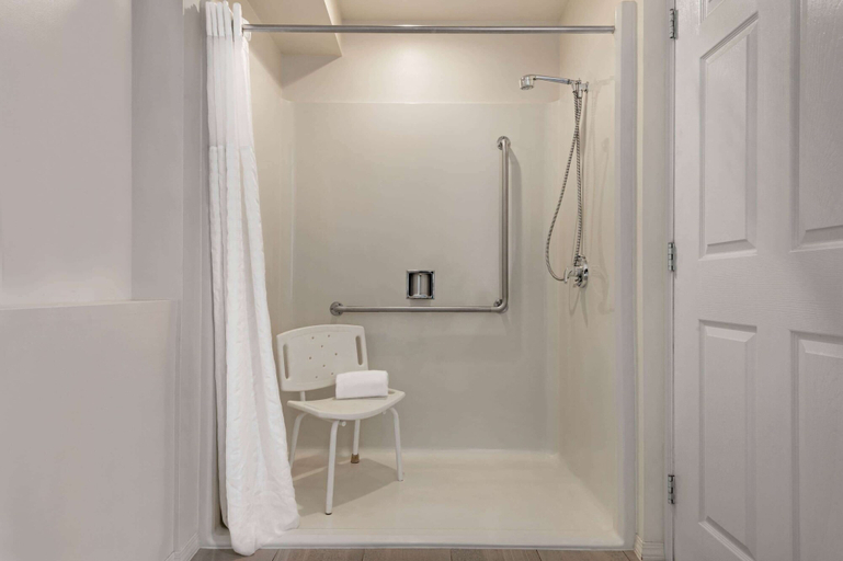 Bathroom 3, Super 8 by Wyndham Courtenay, Comox-Strathcona
