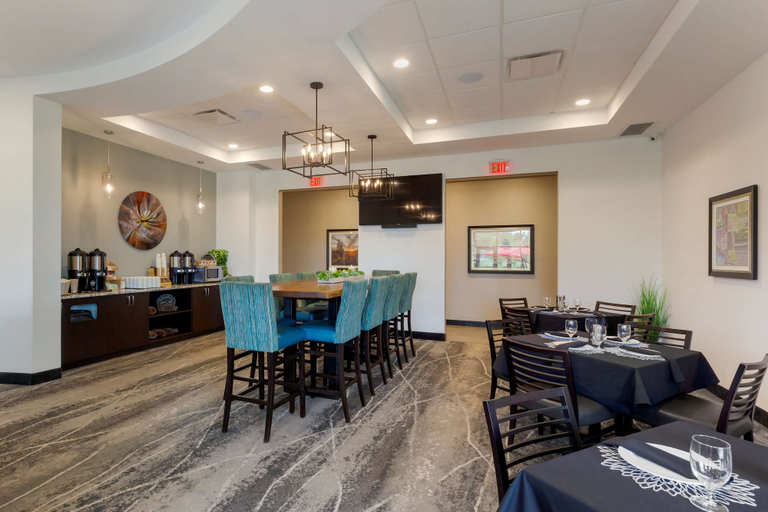Food & Drinks 5, Best Western Premier Northwood Hotel, Cochrane