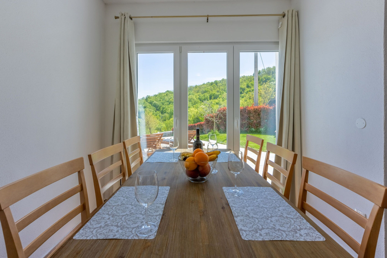 Others 5, Villa Ana, Karojba