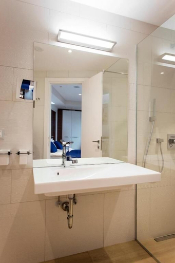 Bathroom 4, Hotel Plaza