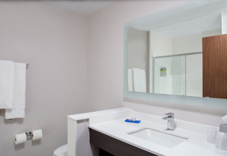 Bathroom 5, Holiday Inn Express & Suites EL PASO NORTH by IHG, El Paso