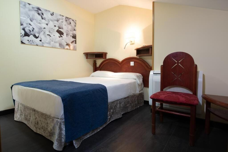 Bedroom 5, Hotel Pizarro, Madrid
