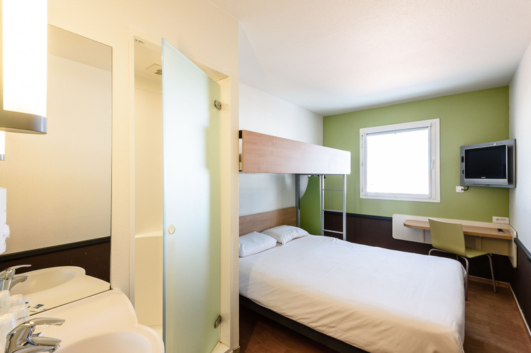 Bedroom 3, ibis budget Ciboure Saint Jean de Luz, Pyrénées-Atlantiques