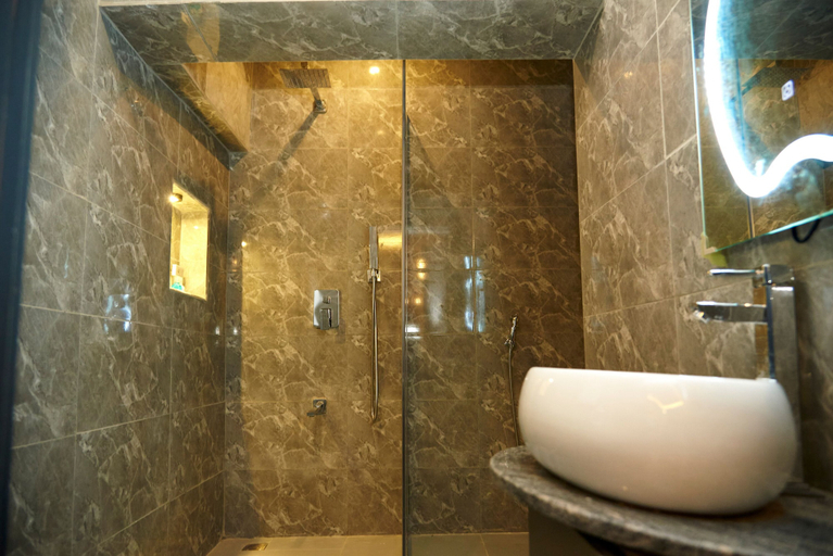 Bathroom 3, Mayfair Hotel Wuse2 Abuja, AbujaMun