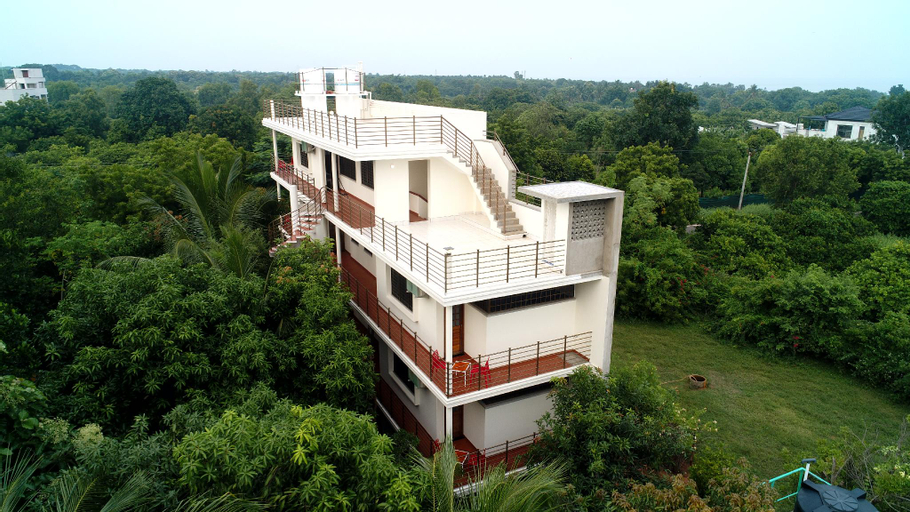 Exterior & Views