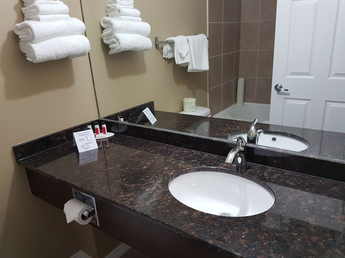 Bathroom 5, Super 8 by Wyndham Hardisty, Division No. 7