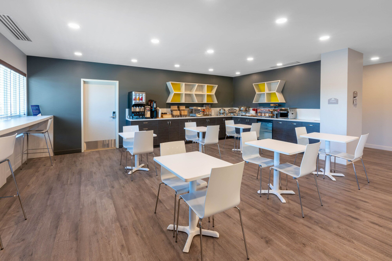 Food & Drinks 5, Microtel Inn & Suites by Wyndham Aurora, York