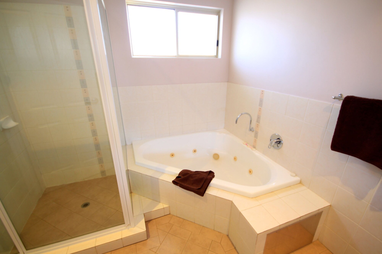Bathroom 4, Bunbury Apartment Motel, Bunbury