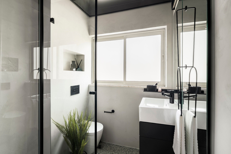 Bathroom 3, Mr. Montana - By TLV2GO