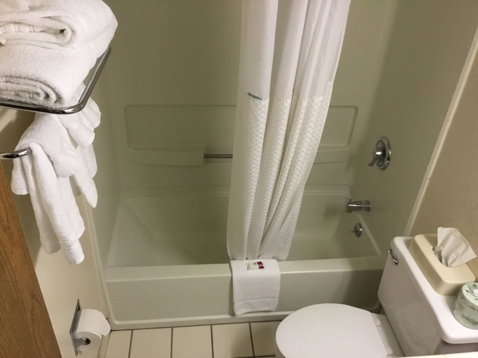 Bathroom 4, Super 8 by Wyndham Manchester Airport, Hillsborough