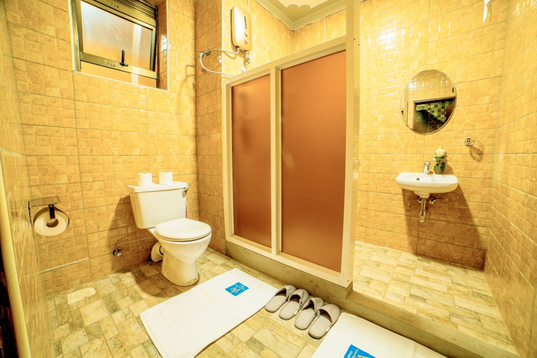 Bathroom 4, Victoria View Hotel, Jinja