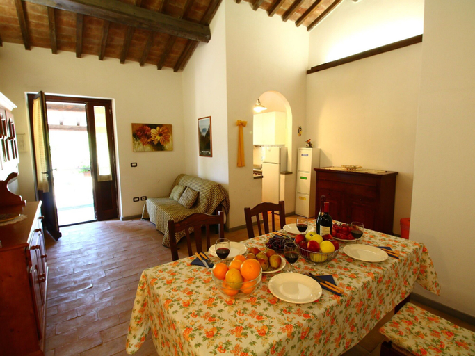 Farmhouse with pool in an area with history, nature and art, Viterbo
