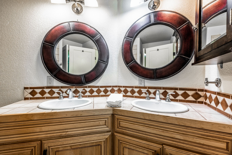 Bathroom 4, Timberline, Lincoln