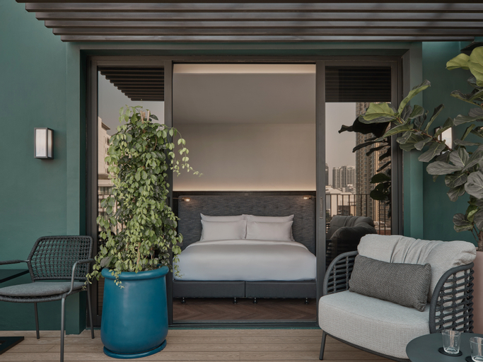 Exterior & Views 27
