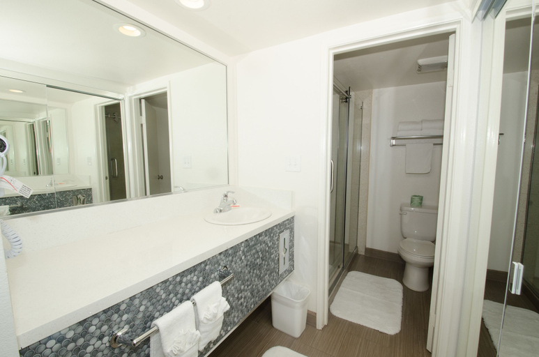 Bathroom 4, Thunderbird Hotel, Clark