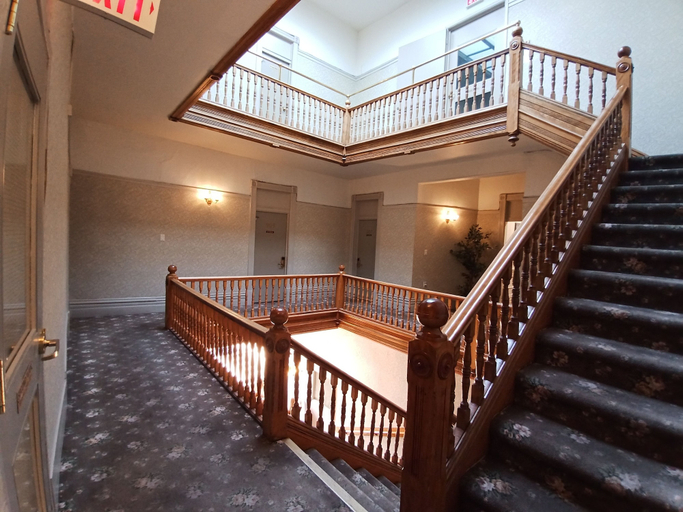 Others 5, Hotel Bedford, Huron