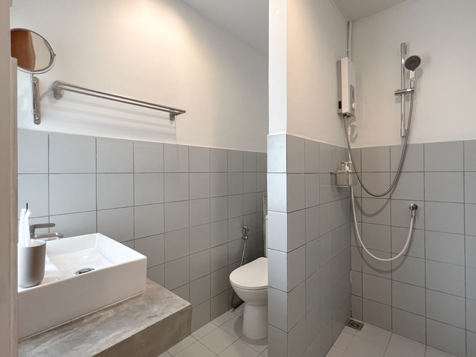 Bathroom 4, SUNKISS pool.bed.cafe, Taling Chan