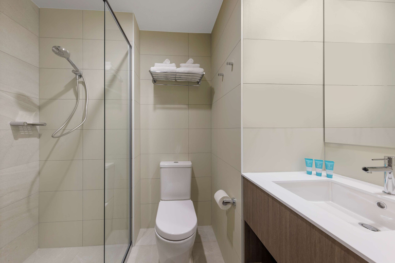 Bathroom 5, Best Western Queen Victoria Market Hotel, Melbourne