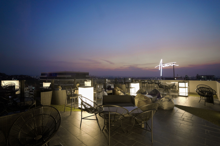 Exterior & Views 28