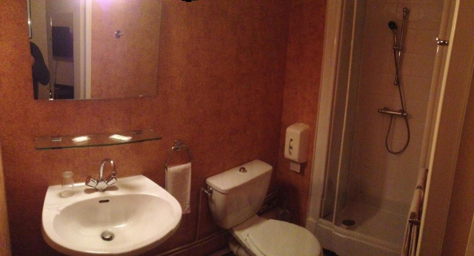 Bathroom 3, Hôtel Restaurant de l'Abbaye, Puy-de-Dôme