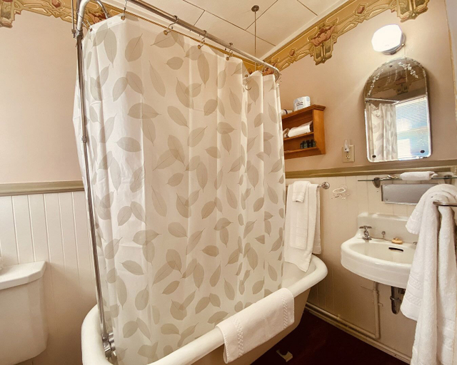 Bathroom 5, The Historic Requa Inn, Del Norte