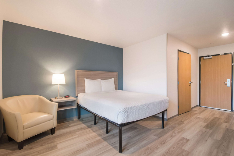 Bedroom 3, WoodSpring Suites Portland Vancouver, Clark