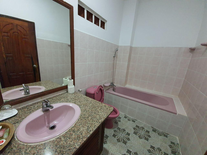 Bathroom 4, Sam Moon's Hotel Angkor Wooden House, Siem Reap