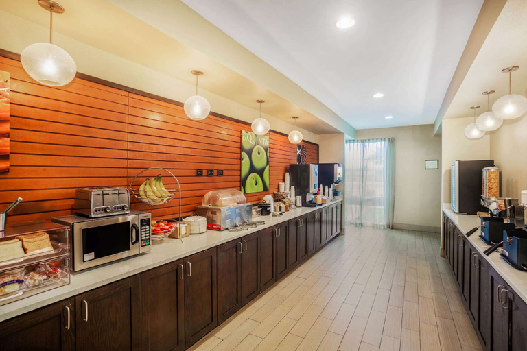 Food & Drinks 5, La Quinta Inn & Suites by Wyndham Beeville, Bee