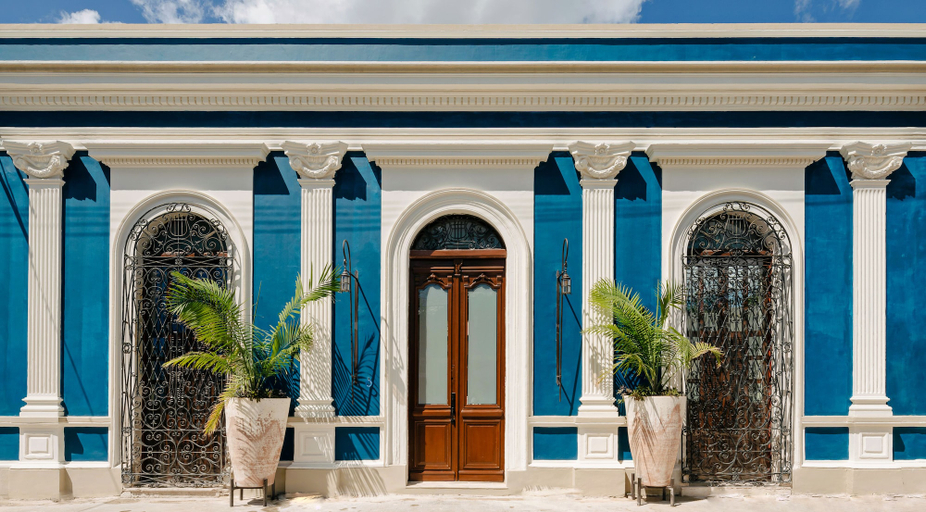 Exterior & Views