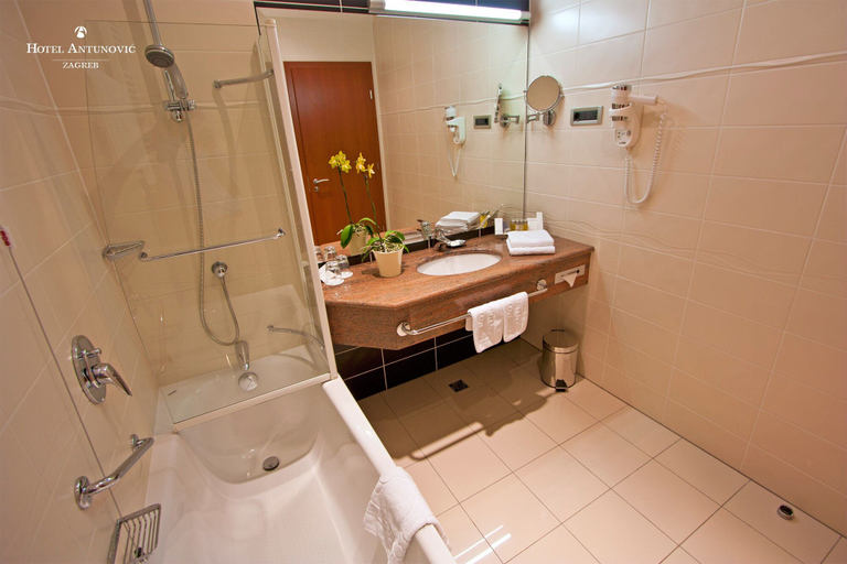 Bathroom 4, Hotel Antunovic Zagreb, Zagreb