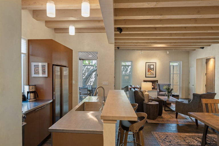 Food & Drinks, Stone's Throw - Unbeatable Location, Lovely Modern Interior, Santa Fe