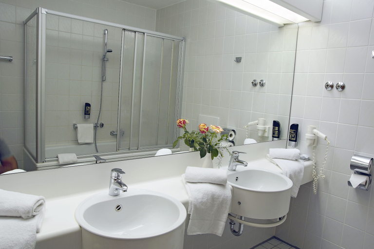Bathroom 5, AVALON Hotelpark Königshof, Helmstedt