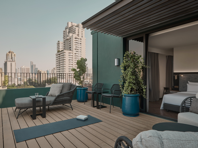 Exterior & Views 24