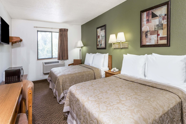 Bedroom 2, Super 8 by Wyndham Hampton, Hampton