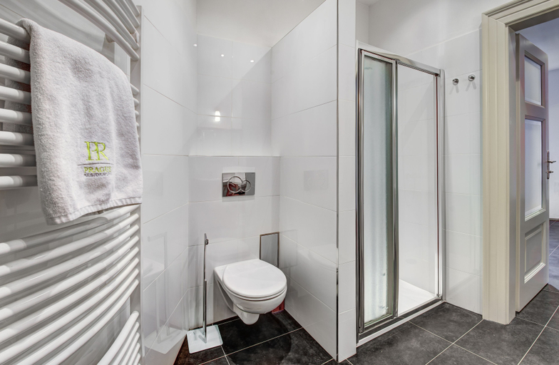 Bathroom 5, 4 Arts Apartments by Adrez Living, Praha 1